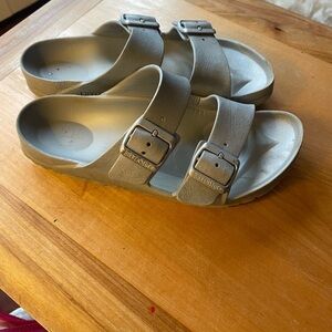 Birkenstock women’s gray Arizona plastic slides.